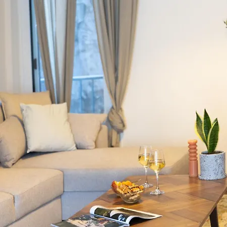 Main Avenue Balcony Apartmán